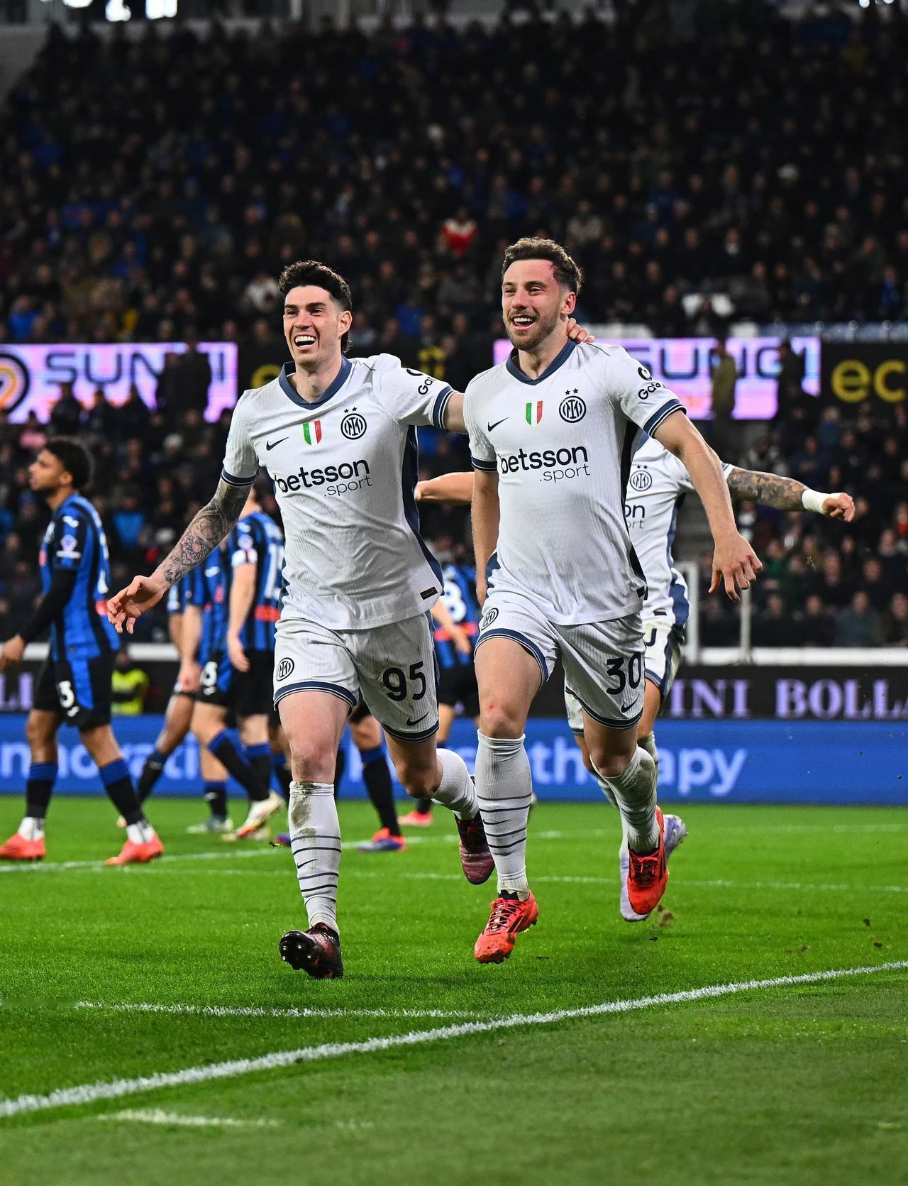 包含AC米兰三球大胜亚特兰大，延续不败纪录的词条