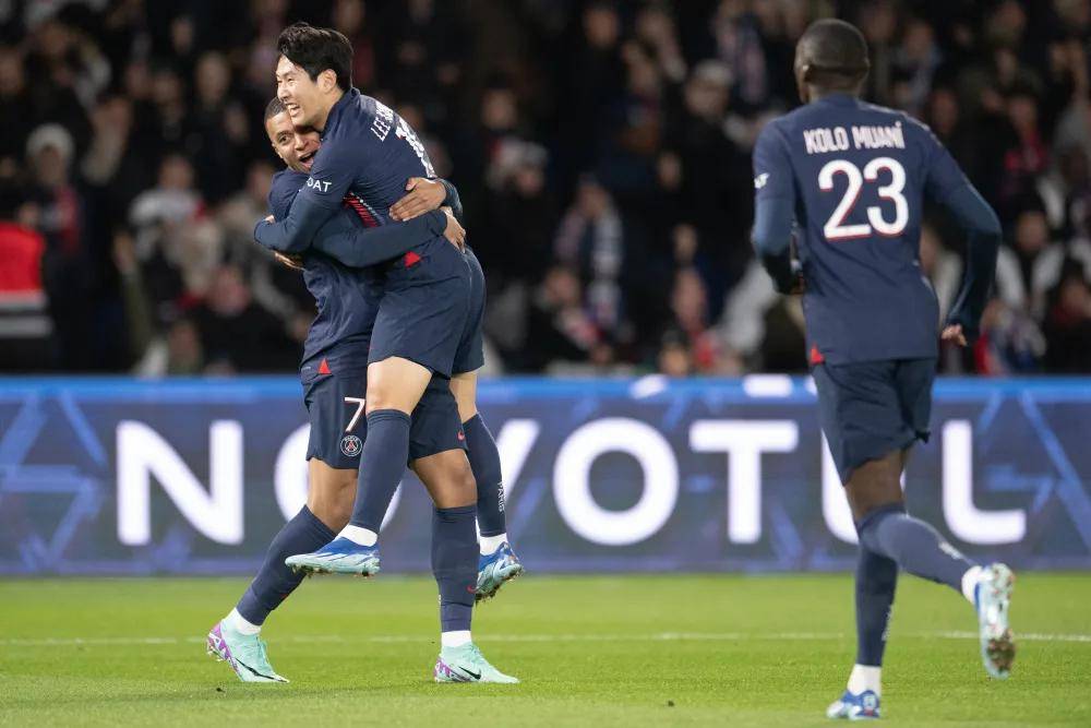 B体育体育教练-包含巴黎圣日耳曼客场击败尼斯，领先优势不断扩大的词条