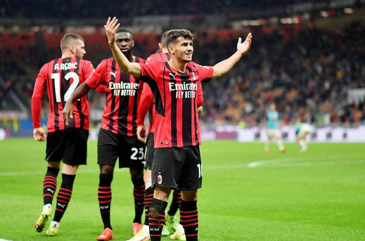 B体育体育官方入口-关于AC米兰后场防线频频失误，球迷呼吁管理层加强后防引援的信息