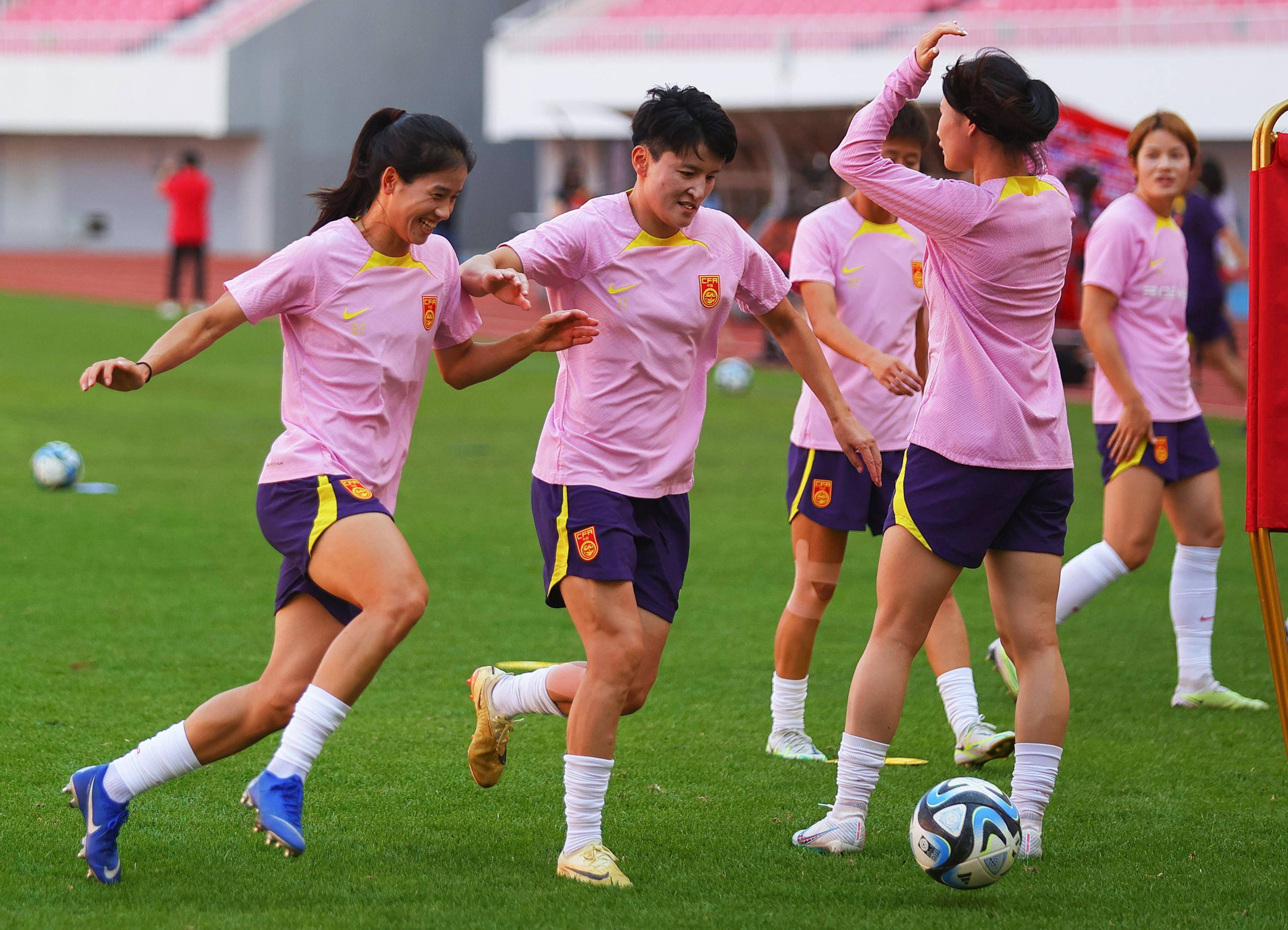 中国女足在大赛中赢得观众的喝彩