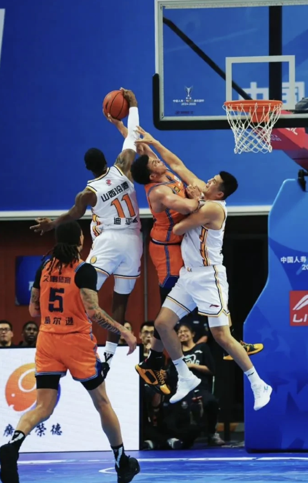 B体育体育教练-上海队气势如虹，冲刺季后赛